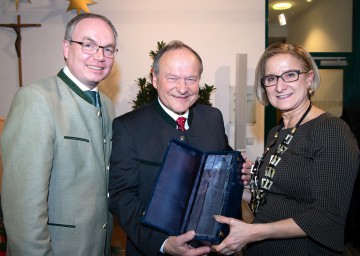 „Hofübergabe“ von Hermann Schultes an Johannes Schmuckenschlager im Zuge des Weihnachtsempfanges der NÖ Landwirtschaftskammer im Haus der NÖ Landwirtschaft in St. Pölten: Präsident a. D. Hermann Schultes, flankiert von LH- Stellvertreter Stephan Pernkopf und Landeshauptfrau Johanna Mikl-Leitner, mit dem Großen Gläsernen Leopold.