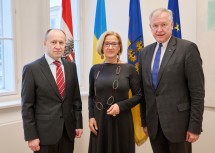 Botschafter Vasyl Khymynets, Landeshauptfrau Johanna Mikl-Leitner und Landesrat Martin Eichtinger.