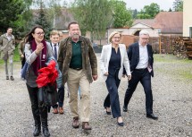 Monika Langthaler, Direktorin Schwarzenegger-Climate-Initiative, Arnold Schwarzenegger, Landeshauptfrau Johanna Mikl-Leitner und Michael Höllerer, CEO Raiffeisen Holding NÖ-Wien (v.l.) beim Runde über das Gelände des neuen Austrian World Summit Solutions Hub.