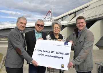 Im Bild von links nach rechts: ecoplus-Prokurist Mag. Gerhard Schmid, Arena Nova-Geschäftsführer Christoph Sigmund, Wirtschaftslandesrätin Dr. Petra Bohuslav,  Arena Nova-Geschäftsführer Gerald Stangl