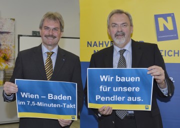 LR Karl Wilfing (links) und Niederösterreichs Verkehrsplaner Friedrich Zibuschka präsentierten in St. Pölten die Neuerungen im Bereich der Badner Bahn.