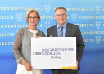 Landeshauptfrau Johanna Mikl-Leitner gratuliert Bürgermeister Gernot Haupt, dass die Landesausstellung 2022 in Marchegg stattfindet. (v.l.n.r.)

