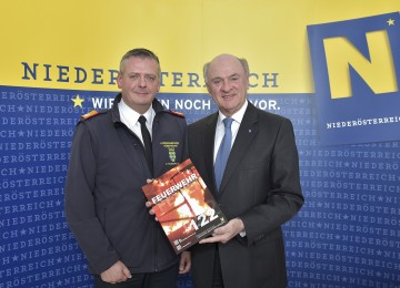 Präsentation der Einsatzbilanz 2014 der Feuerwehren in Niederösterreich: Landesfeuerwehrkommandant Dietmar Fahrafellner und Landeshauptmann Dr. Erwin Pröll.