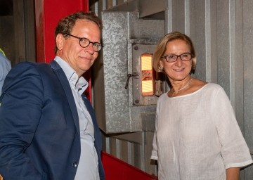 Landeshauptfrau Johanna Mikl-Leitner und EVN-Vorstandssprecher Stefan Szyszkowitz: Letztes Kohlefeuer am Standort Dürnrohr.