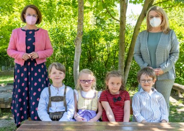 Bildungs-Landesrätin Christiane Teschl-Hofmeister und Gesundheits-Landesrätin Ulrike Königsberger-Ludwig mit Kindern in einem NÖ Landeskindergarten