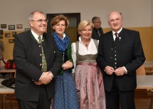 Im Klassenraum der nachgebauten Volksschule von Radlbrunn: Justizminister Dr. Wolfgang Brandstetter, Dorothea Draxler, Geschäftsführerin der Kulturregion Niederösterreich, Elisabeth Pröll, Präsidentin von „Hilfe im eigenen Land“, und Landeshauptmann Dr. Erwin Pröll (v.l.n.r.)