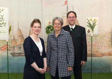 Im Bild von links nach rechts: MMag. Astrid Göttche (Kuratorin der Ausstellung), Tourismuslandesrätin Dr. Petra Bohuslav, Dr. Christian Hlavac (Kurator der Ausstellung)