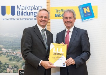 Mag. Andreas Hartl, Vorsitzender des Forums Erwachsenenbildung Niederösterreich, und Landesrat Mag. Karl Wilfing präsentieren die „LLL-Strategie 2020“ zum lebenbegleitenden Lernen in Niederösterreich (von links nach rechts).