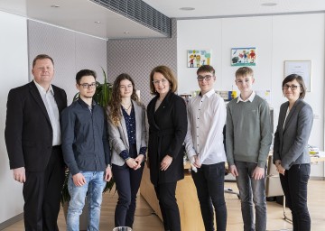 Von links nach rechts: Schulleiter Thomas Huber (BHAK/BHAS St. Pölten), Noah Wieland, Celina Ockermüller, Bildungs-Landesrätin Christiane Teschl-Hofmeister, Raphael Pichler, Simon Fink, Barbara Grünsteidl (BHAK/BHAS St. Pölten)
