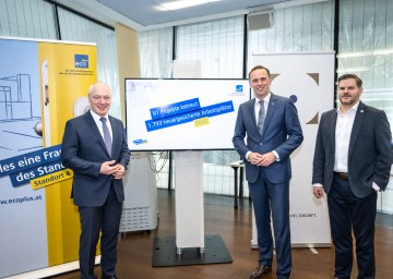 Präsentation der Betriebsansiedlungsbilanz 2022 im Wirtschaftszentrum Niederösterreich in St. Pölten mit ecoplus-Geschäftsführer Helmut Miernicki, Landesrat Jochen Danninger und René Brückler, dem Geschäftsführer der philoro Edelmetalle GmbH (v.l.n.r.).