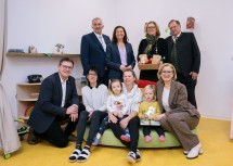 Im Bild von links nach rechts: Abgeordneter Franz Linsbauer, Doris Othilinger von der Tagesbetreuungseinrichtung, Vizebürgermeister Karl Weiß, Abgeordnete Doris Schmidl, Elisabeth Sargl von der Tagesbetreuungseinrichtung mit Iris, Irene Bamberger vom Familienbund NÖ, Landeshauptfrau Johanna Mikl-Leitner mit Amelie und Bürgermeister Hermann Gruber