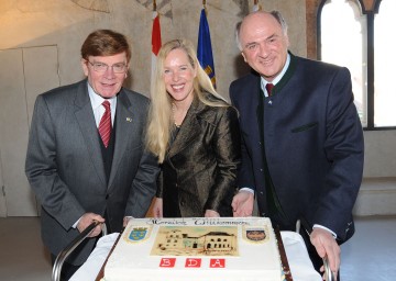 Von Wien übersiedelte das Landeskonservatorat in die Gozzoburg nach Krems. Im Bild: Dr. Peter König, Bürgermeisterin Inge Rinke und Landeshauptmann Dr. Erwin Pröll (v.l.n.r.)