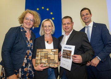 (v.l.n.r.): Bildungs-Landesrätin Christiane Teschl-Hofmeister, Leiterin Eva-Maria Rester (PTS-Zwettl), Fachbereichsleiter Bau Roland Wernhart (PTS Zwettl) und Bildungsdirektor Karl Fritthum