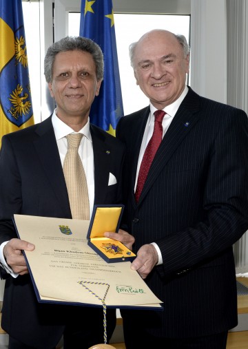 Landeshauptmann Dr. Erwin Pröll (rechts) überreichte Prof. Bijan Khadem-Missagh (links) das Große Goldene Ehrenzeichen für Verdienste um das Bundesland Niederösterreich.