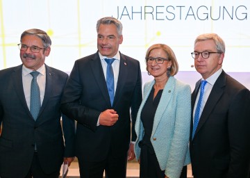(v.l.) Raiffeisenpräsident und Obmann der Raiffeisen-Holding Niederösterreich-Wien Erwin Hameseder, Bundeskanzler Karl Nehammer, Landeshauptfrau Johanna Mikl-Leitner und der Generaldirektor der Raiffeisenlandesbank Niederösterreich-Wien Michael Höllerer bei der Raiffeisen Jahrestagung 2024.