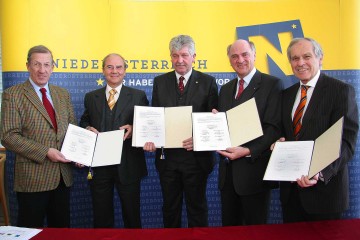 Tullns Bürgermeister Willi Stift, LH Dr. Erwin Pröll, Univ.Prof. Dr. Hubert Dürrstein (BOKU), Univ.Prof. Dr. Erich Gornik (ARCS) und Helmut Krünes (ARCS), v.r.n.l., unterzeichneten heute die Grundsatzvereinbarung für den Forschungs- und Technologieverbund.