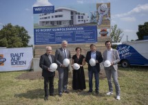 Gumpoldskirchen - Bildtext von links nach rechts: Bürgermeister Ferdinand Köck, Landesrat Martin Eichtinger, Ingrid Hammer (Leiterin Kindergarten), Architekt DI Dieter Grundmann, Christian Rädler (WETGruppe)