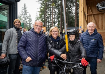 Bei der Eröffnung des neuen Teichlifts in der Wexl Arena St. Corona: Landeshauptfrau Johanna Mikl-Leitner mit einem „Wexl-Biker-“, (v.l.) Karl Morgenbesser (Geschäftsführer Wexl Arena), Hans Niessl (Präsident Sport Austria) und Helmut Miernicki (Geschäftsführer ecoplus).