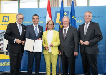 Von links nach rechts: Landesamtsdirektor Werner Trock, Bezirkshauptmann Stefan Grusch, Landeshauptfrau Johanna Mikl-Leitner, Bezirkshauptmann a. D. Johannes Kranner und Landesamtsdirektor-Stellvertreter Gerhard Dafert.