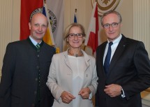 Der Tullner Bezirkshauptmann Andreas Riemer, Landeshauptfrau Johanna Mikl-Leitner und Landesamtsdirektor Werner Trock (von links nach rechts).