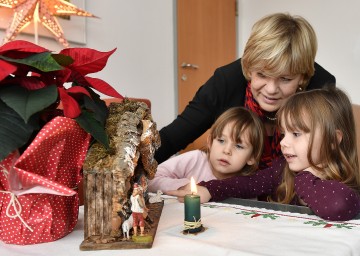 Landesrätin Mag. Barbara Schwarz freut sich mit Johanna (links) und Theresa (rechts) auf das bevorstehende Weihnachtsfest