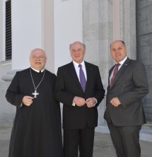 Abt Mag. Petrus Pilsinger machte mit Landeshauptmann Dr. Erwin Pröll und Innenminister Mag. Wolfgang Sobotka, Obmann des Vereins Basilika Sonntagberg, einen Rundgang durch die Basilika Sonntagberg. (v.l.n.r.)