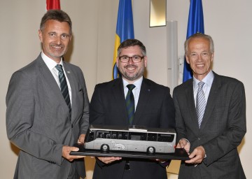 VOR-Geschäftsführer Wolfgang Schroll und Mobilitäts-Landesrat Ludwig Schleritzko übernehmen als Symbol ein Wieselbusmodell von NÖVOG-Geschäftsführer Gerhard Stindl. (v.l.n.r.)