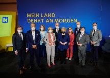 Von links nach rechts: Landesrat Gottfried Waldhäusl, Hikmet Ersek, Landesrätin Christiane Teschl-Hofmeister, Landeshauptfrau Johanna Mikl-Leitner, LH-Stellvertreter Franz Schnabl, Viviane Reding, Landesrätin Ulrike Königsberger-Ludwig, Landesrat Martin Eichtinger, Landesrat Ludwig Schleritzko und Landesrat Jochen Danninger.