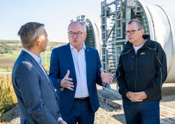 LH-Stellvertreter Stephan Pernkopf mit (li.) Wirtschaftsminister Wolfgang Hattmannsdorfer und (re.) EVN Vorstand Stefan Stallinger.