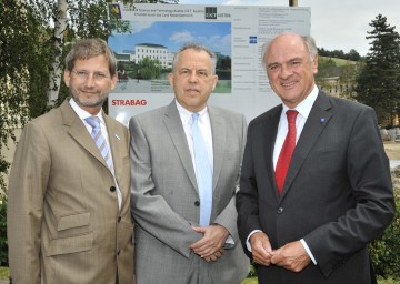 Der Um- und Ausbau des Campus-Geländes für die IST-Austria in Klosterneuburg ist voll angelaufen: LH Dr. Erwin Pröll, Prof. Haim Harari, Vorsitzender des Exekutivausschusses von IST-Austria (Bildmitte), und BM Dr. Johannes Hahn bei der Projektpräsentation.