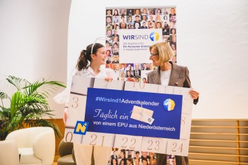 Landeshauptfrau Johanna Mikl-Leitner mit dem Wir sind 1 Christkind