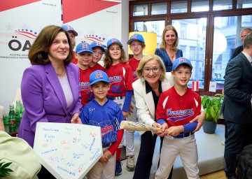 Landeshauptfrau Johanna Mikl-Leitner und US-Botschafterin Victoria Reggie Kennedy sowie die Künstlerin Lola Lindenbaum mit Kindern des Wiener Baseballteams „Hurricanes“.