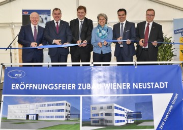 Im Bild von links nach rechts: ecoplus Geschäftsführer Helmut Miernicki, der Wiener Neustädter Stadtrat Franz Dinhobl, CEO Armin Schaller (ZKW Holding GmbH), Wirtschaftslandesrätin Petra Bohuslav, CEO Oliver Schubert (ZKW Group GmbH), CEO Günther Krenn (ZKW Elektronik GmbH).