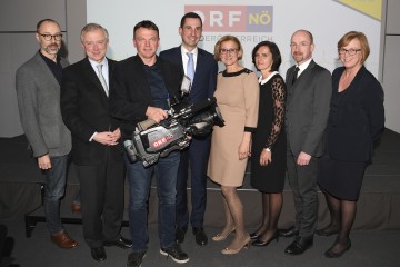 Es sind beeindruckende Zahlen aus dem Universitätsklinikum St. Pölten, die ein „Österreich-Bild“ präsentiert. Im Bild von links nach rechts: Andi Leitner, der Gestalter des Filmes, Landesdirektor Norbert Gollinger, Kameramann Helmut Muttenthaler, kaufmännischer Direktor Bernhard Kadlec, Landeshauptfrau Johanna Mikl-Leitner, Regionalmanagerin Michaela Gansch, ärztlicher Direktor Thomas Gamsjäger und Pflegedirektorin Christa Stelzmüller.