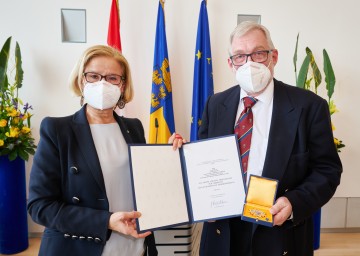 Ehrenzeichen-Überreichung im NÖ Landhaus: Im Bild Landeshauptfrau Johanna Mikl-Leitner mit Primarius i.R. Harald Mayr, dem ehemaligen Leiter der 3. Medizinischen Abteilung am Universitätsklinikum St. Pölten, und seinem Großen Goldenen Ehrenzeichen für Verdienste um das Bundesland Niederösterreich.