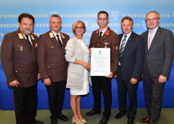 Landeshauptfrau Johanna Mikl-Leitner (3. v. l.), LH-Stellvertreter Stephan Pernkopf (rechts im Bild) und Landesfeuerwehrkommandant Dietmar Fahrafellner (2. v. l.) gratulierten der Freiwilligen Feuerwehr Burgschleinitz zum 125-jährigen Bestehen. 
<br />

<br />
