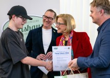 Zur Silbernen in der Kategorie „Küche“ im 1. Lehrjahr gratulierten Landeshauptfrau Johanna Mikl-Leitner, Harald Pollak und Michael Duscher dem Young Talent Sebastian-Lucian Alexandroae vom Wirtshaus Leindl in Krems.