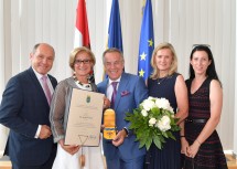 Ehrenzeichenverleihung an Siegfried Wolf (Mitte) mit Nationalratspräsident Wolfgang Sobotka, Landeshauptfrau Johanna Mikl-Leitner, Gattin Andrea und Tochter Stefanie (v.l.n.r.)