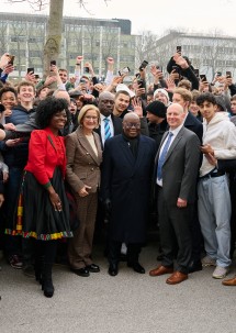 Landeshauptfrau Johanna Mikl-Leitner mit dem Präsidenten der Republik Ghana, Seine Exzellenz Nana Addo Dankwa Akufo-Addo, und dem Direktor der HTL Mödling Hannes Sauerzopf (beide re. von ihr) mit den Schülerinnen und Schülern der HTL Mödling.