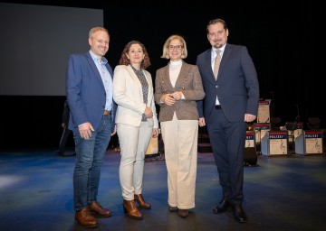 GÖD-NÖ-Vorsitzender Matthias Deiser, Obfrau der Dienststellenpersonalvertretung Sonja Strauß, Landeshauptfrau Johanna Mikl-Leitner und Obmann der Landespersonalvertretung Hans Zöhling (v.l.n.r.)