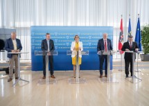 Bei der Pressekonferenz im NÖ Landhaus, von links nach rechts: Sozialrechtsexperte Wolfgang Mazal, Landesrat Gottfried Waldhäusl, Landeshauptfrau Johanna Mikl-Leitner, LH-Stellvertreter Franz Schnabl und Landesrat Ludwig Schleritzko.