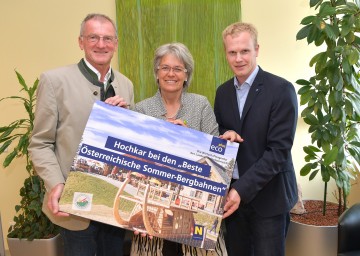 Bürgermeister Friedrich Fahrnberger, Wirtschafts- und Tourismus-Landesrätin Petra Bohuslav und NÖ-BBG Geschäftsführer Markus Redl freuen sich über die Auszeichnung „Beste Österreichische Sommer-Bergbahn“ und die neuen Highlights am Hochkar (v.l.n.r.).