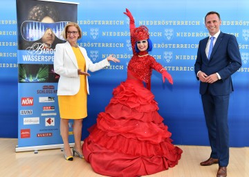 Schloss Hof ist auch heuer wieder Schauplatz einer abwechslungsreichen Wassershow: Im Bild Landeshauptfrau Johanna Mikl-Leitner und Landesrat Jochen Danninger mit Künstlerin.