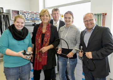 Bei ihrer Tour durch die Landesberufsschulen überzeugt sich Landesrätin Mag. Barbara Schwarz (2.v.r.) vor Ort von der Qualität der Ausbildung: im Bild in der Landesberufsschule Amstetten mit Direktor Ing. Ewald Übellacker, Vizebürgermeister Dieter Funke und zwei Schülerinnen.