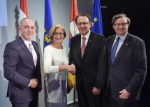 Vor dem Landestheater in St. Pölten, von links nach rechts: Vizebürgermeister Matthias Adl, Landeshauptfrau Johanna Mikl-Leitner, Bürgermeister Matthias Stadler, Vizebürgermeister Franz Gunacker