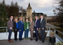 Direktor der Wirtschaftskammer Wien Meinhard Eckl, Bianca Rupsch, Schloss Hernstein Betreibergesellschaft, Joachim Beck, Sales Manager Schloss Hernstein, Michaela Schneidhofer, Bürgermeisterin Hernstein, Landeshauptfrau Johanna Mikl-Leitner, Michael Mühlbeck, Wirtschaftskammer Wien, Michael Wollinger, Geschäftsführer Wienerwald Tourismus.