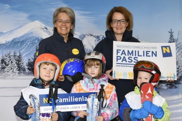 Die Initiatoren des NÖ Familienskitages, Familien-Landesrätin Christiane Teschl-Hofmeister und Sport-Landesrätin Petra Bohuslav mit Kindern