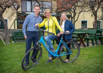 Walter Lahrnsteig, Heurigenwirt in Mitterarnsdorf, Landeshauptfrau Johanna Mikl-Leitner und Landtagsabgeordnete Silke Dammerer (v.l.n.r.)