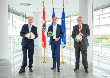 Sport-Landesrat Jochen Danninger, flankiert von VP-Klubobmann Klaus Schneeberger (links) und SP-Klubobmann Reinhard Hundsmüller (rechts) bei der Präsentation des neuen Schutzschirms für Niederösterreichs Sportvereine in Form von „Geisterspielprämien“.