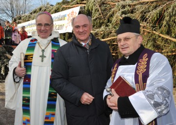 Landeshauptmann Dr. Erwin Pröll verabschiedete den Christbaum, den das Land Niederösterreich für den Petersplatz im Vatikan zur Verfügung stellt.